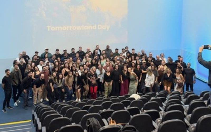 Sonorização para eventos em São Paulo: plateia reunida em auditório com projeção e caixas de som suspensas