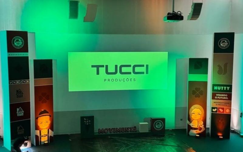 Iluminação para eventos em São Paulo: auditório com projeção e iluminação cênica verde
