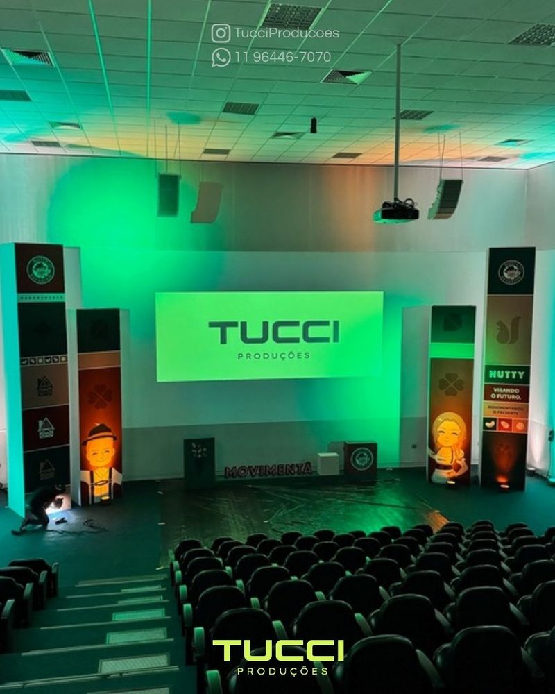 Iluminação para eventos em São Paulo: auditório com projeção e iluminação cênica verde