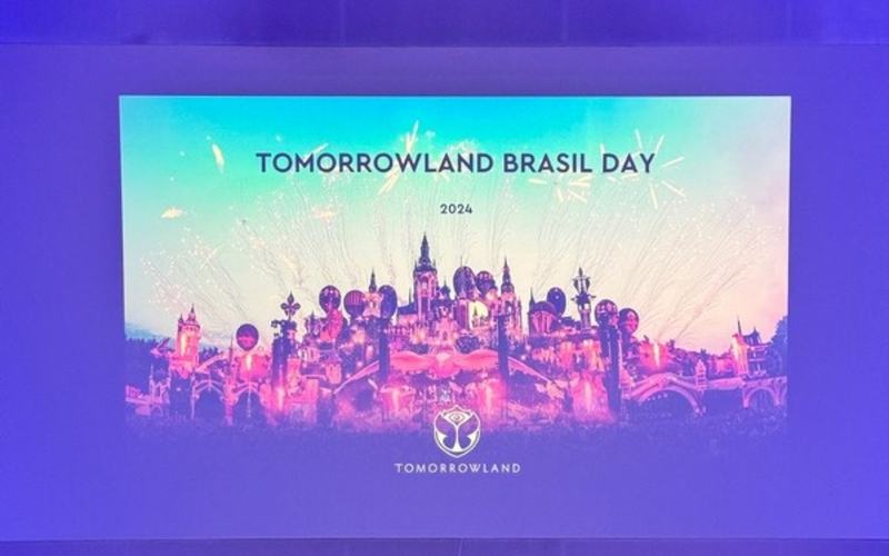 Projeção para eventos em São Paulo: telão de projeção em auditório durante evento corporativo