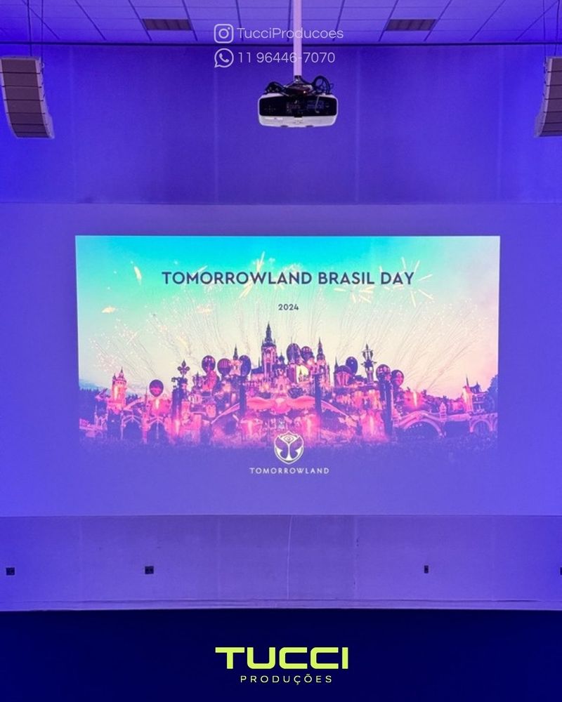 Projeção para eventos em São Paulo: telão de projeção em auditório durante evento corporativo