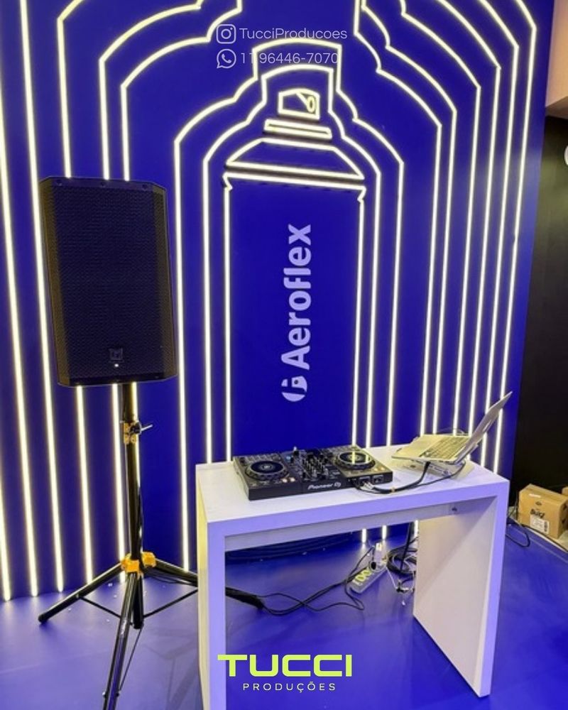 Sonorização para eventos em São Paulo: caixa de som em pedestal e mesa de DJ em estande de feira