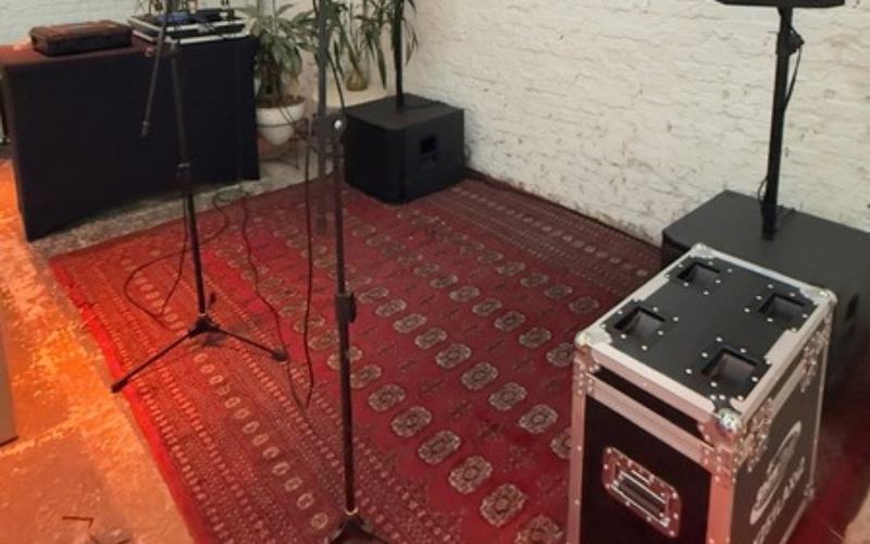 Sonorização para eventos em São Paulo: caixas de som em pedestal, subwoofers e microfone montados para evento