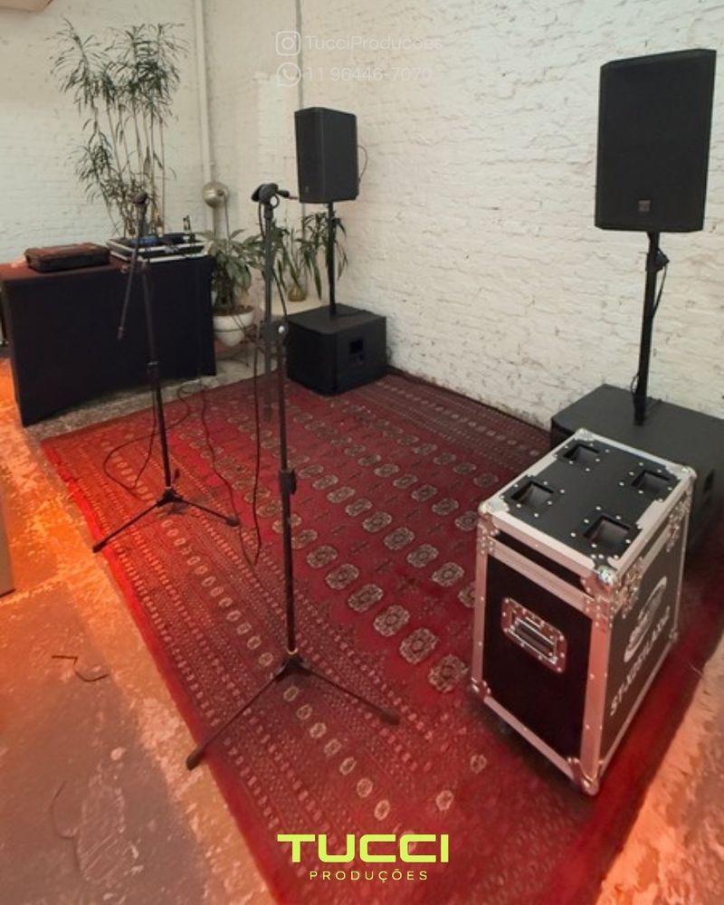 Sonorização para eventos em São Paulo: caixas de som em pedestal, subwoofers e microfone montados para evento