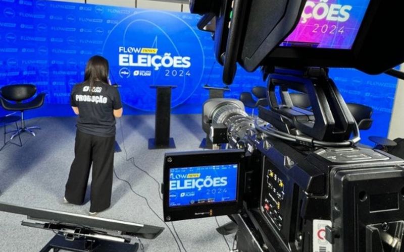 Transmissão ao vivo de eventos em São Paulo: câmera de transmissão em estúdio com painel de LED ao fundo