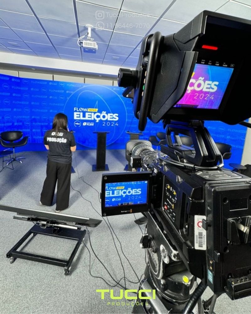Transmissão ao vivo de eventos em São Paulo: câmera de transmissão em estúdio com painel de LED ao fundo