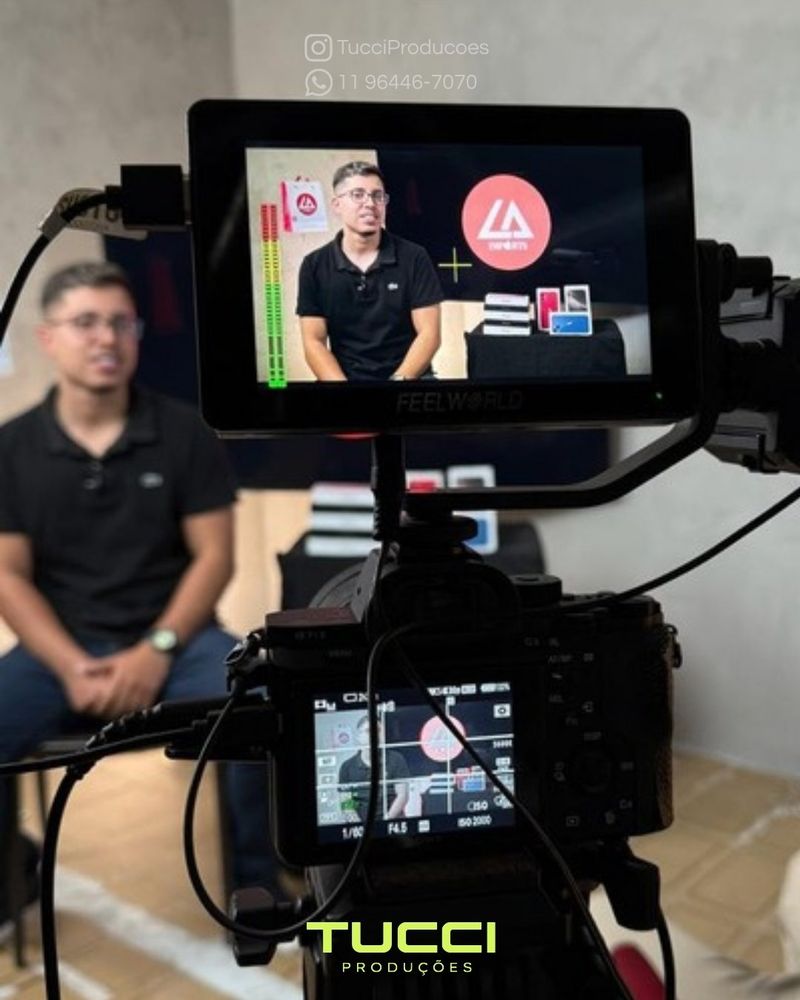 Captação de vídeo para eventos em São Paulo: câmera com monitor externo gravando uma entrevista
