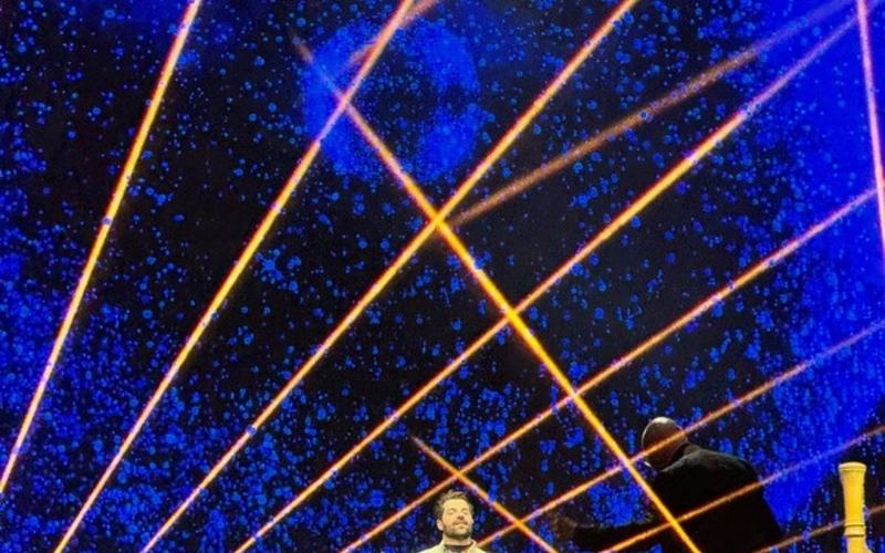 Iluminação para eventos em São Paulo: feixes de luz cruzando o palco durante apresentação