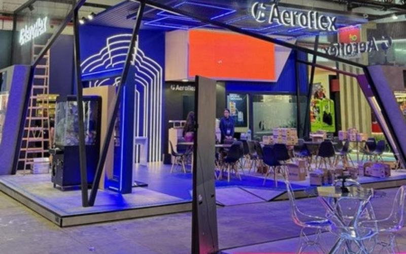 Estrutura para feiras e estandes em São Paulo: estande de feira com estrutura metálica e iluminação de LED