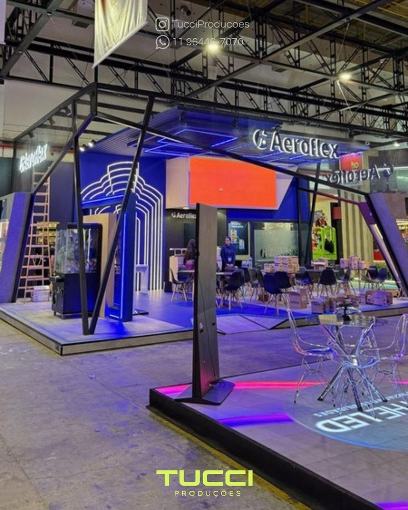 Estrutura para feiras e estandes em São Paulo: estande de feira com estrutura metálica e iluminação de LED