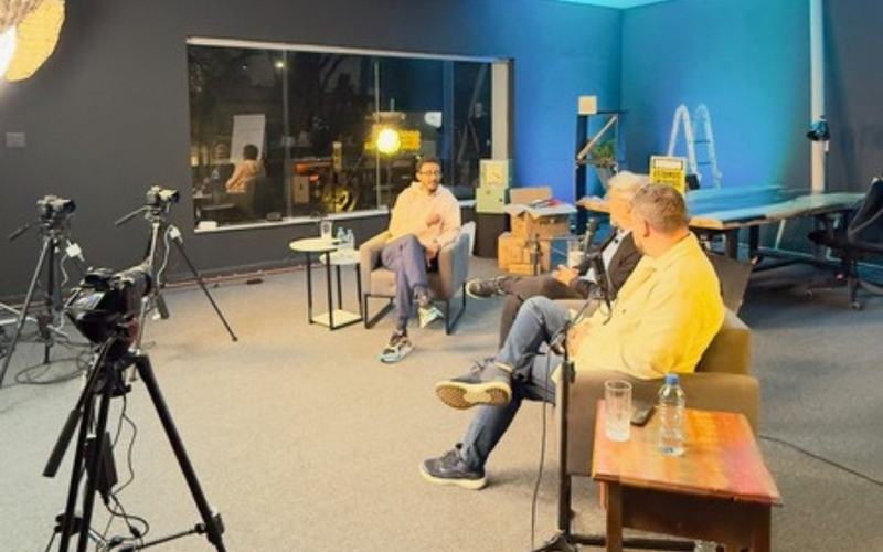 Captação de vídeo para eventos em São Paulo: gravação de entrevista com câmeras em tripé e iluminação