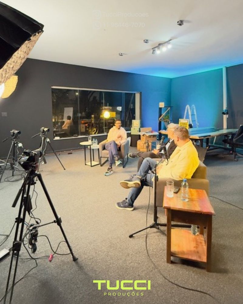 Captação de vídeo para eventos em São Paulo: gravação de entrevista com câmeras em tripé e iluminação