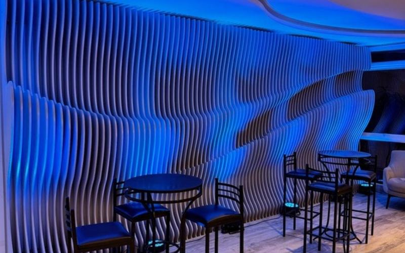 Iluminação para eventos em São Paulo: iluminação arquitetural azul em parede de espaço de eventos