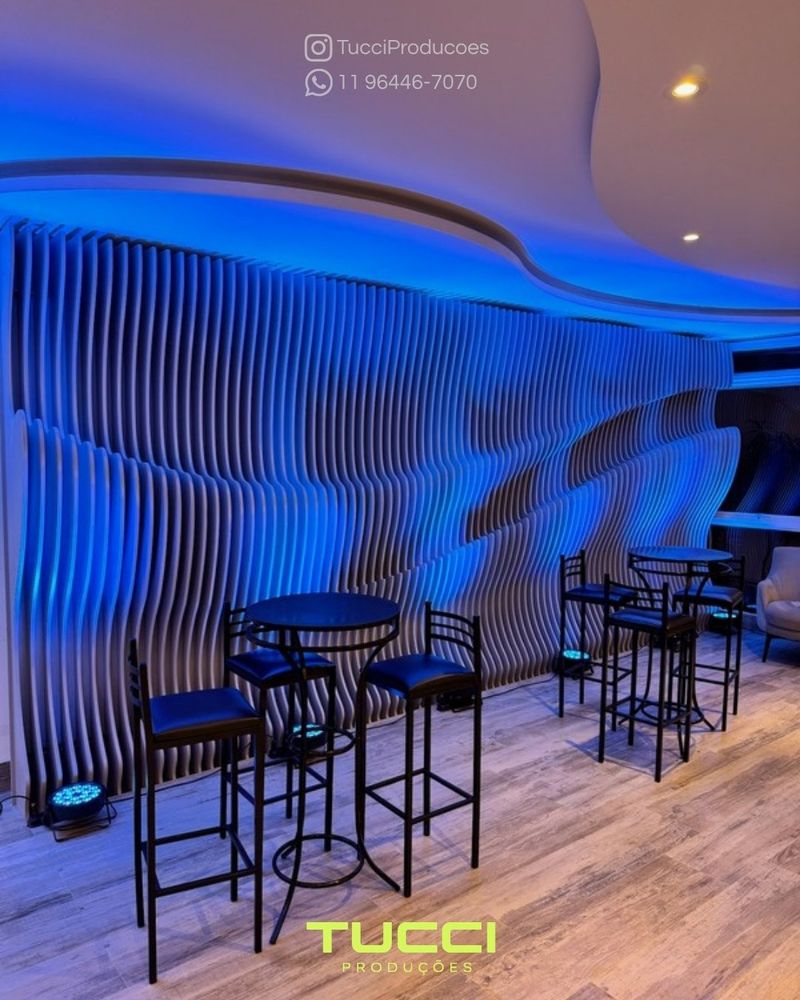 Iluminação para eventos em São Paulo: iluminação arquitetural azul em parede de espaço de eventos