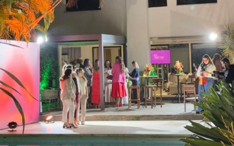 Iluminação para eventos em São Paulo: iluminação decorativa colorida em evento ao redor da piscina