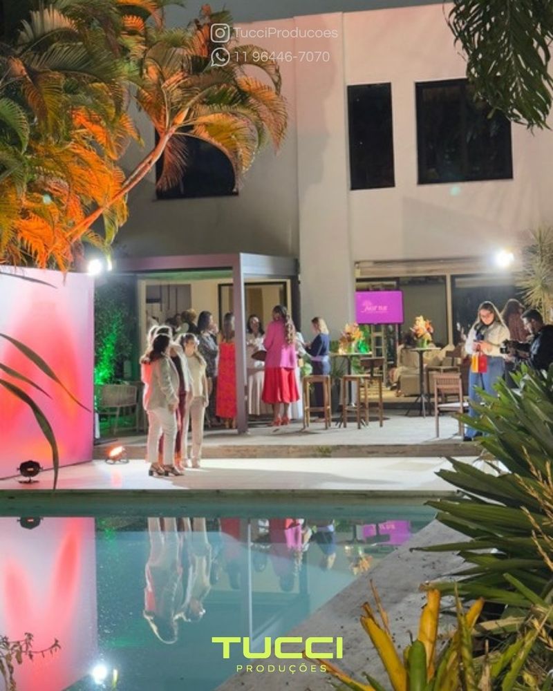 Iluminação para eventos em São Paulo: iluminação decorativa colorida em evento ao redor da piscina