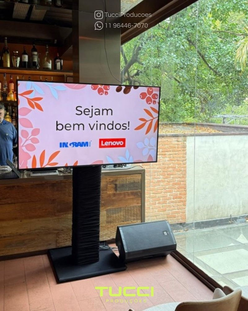 Locação de TV para eventos em São Paulo: tV em pedestal com mensagem de boas-vindas e caixa de som no chão