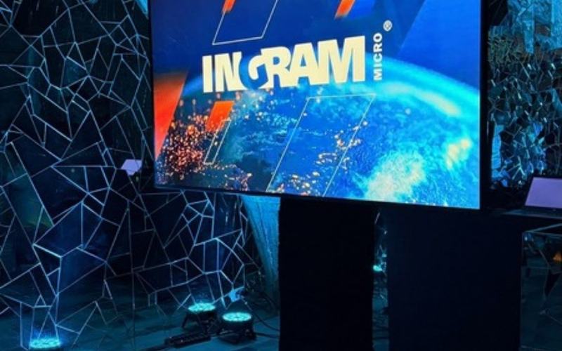 Locação de TV para eventos em São Paulo: tV em pedestal com refletores de LED no chão em evento corporativo
