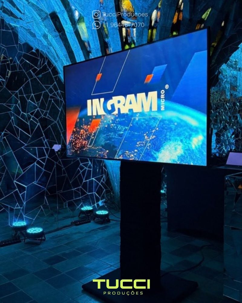 Locação de TV para eventos em São Paulo: tV em pedestal com refletores de LED no chão em evento corporativo