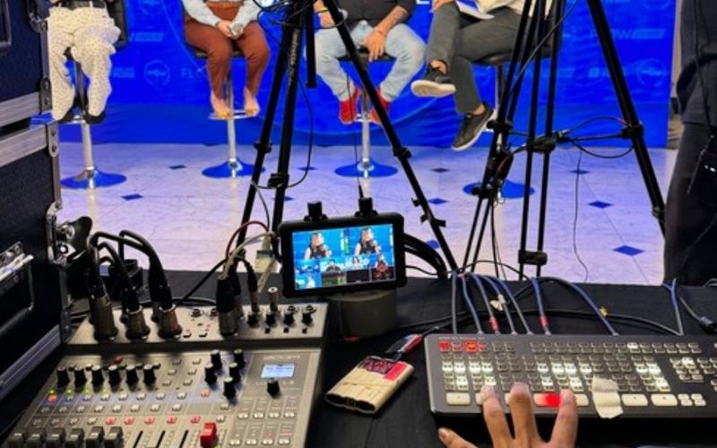 Transmissão ao vivo de eventos em SP: mesa de corte e mesa de som em operação durante a transmissão ao vivo de um debate