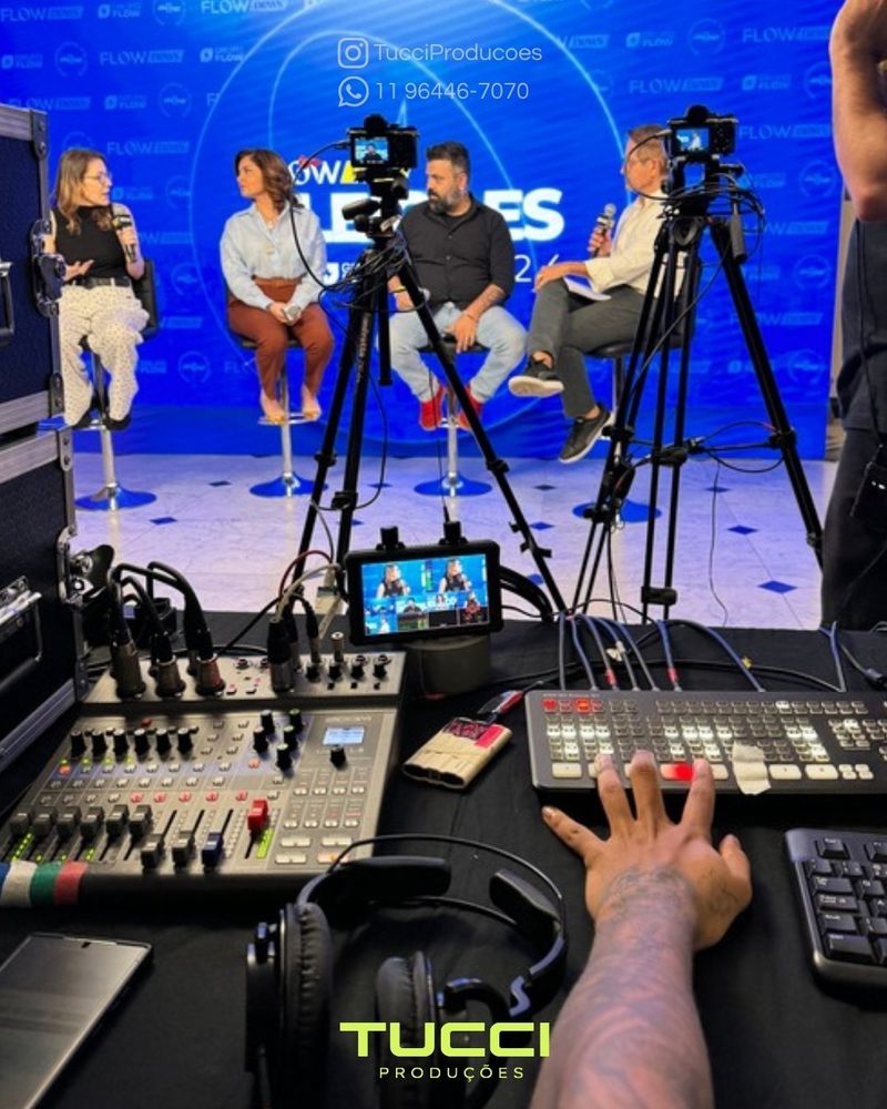 Transmissão ao vivo de eventos em SP: mesa de corte e mesa de som em operação durante a transmissão ao vivo de um debate