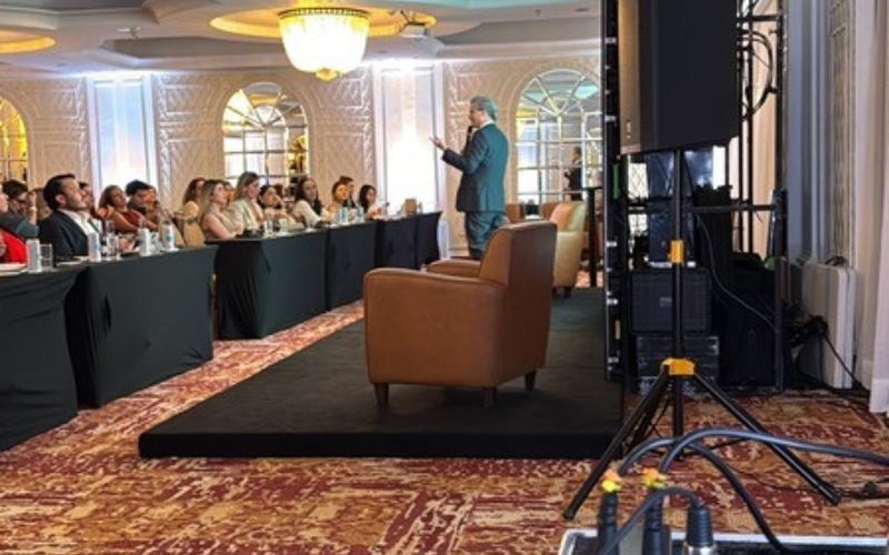 Sonorização para eventos em São Paulo: mesa de som no fundo de um salão de hotel durante evento