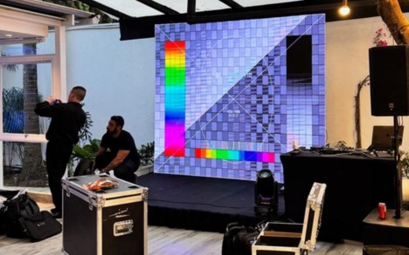 Painel de LED para eventos em São Paulo: montagem e teste de cores de um painel de LED, com cases de equipamento