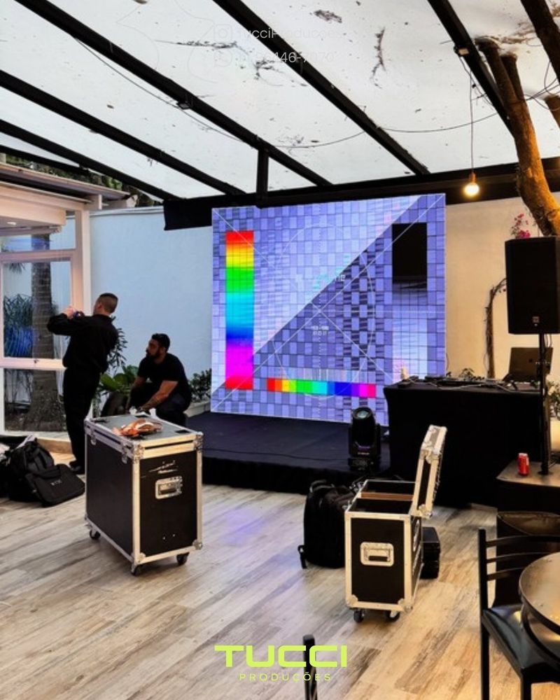 Painel de LED para eventos em São Paulo: montagem e teste de cores de um painel de LED, com cases de equipamento