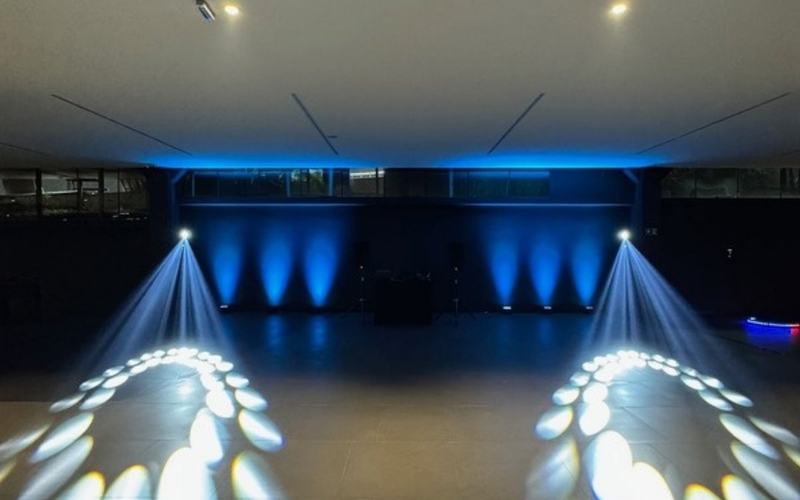 Iluminação para eventos em São Paulo: feixes de moving heads projetados no piso de um salão