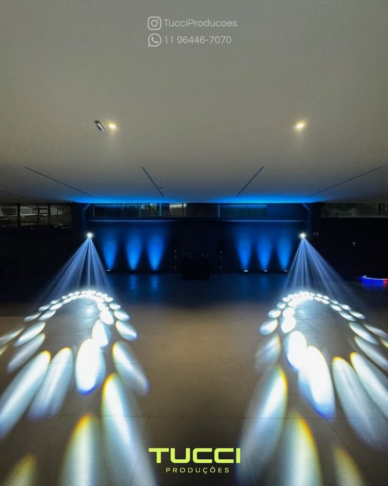 Iluminação para eventos em São Paulo: feixes de moving heads projetados no piso de um salão