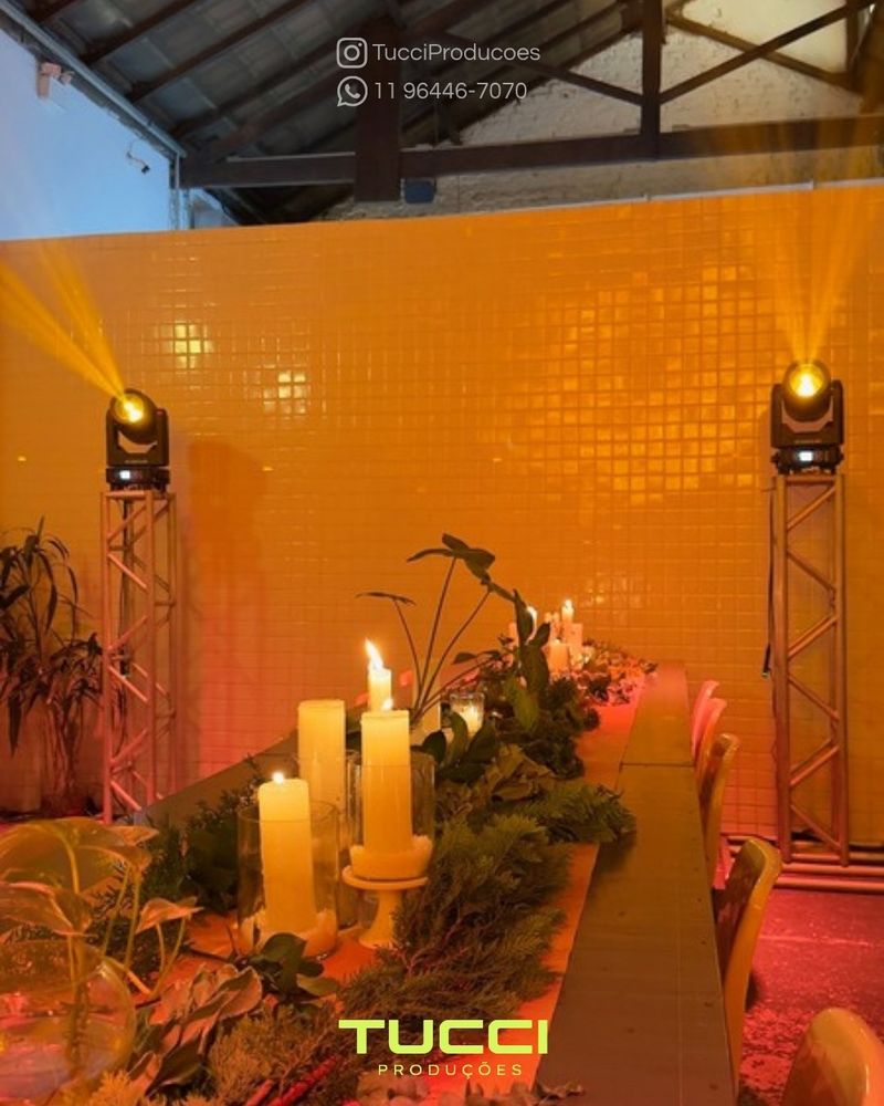 Iluminação para eventos em São Paulo: moving heads em torres de box truss iluminando a parede e a decoração