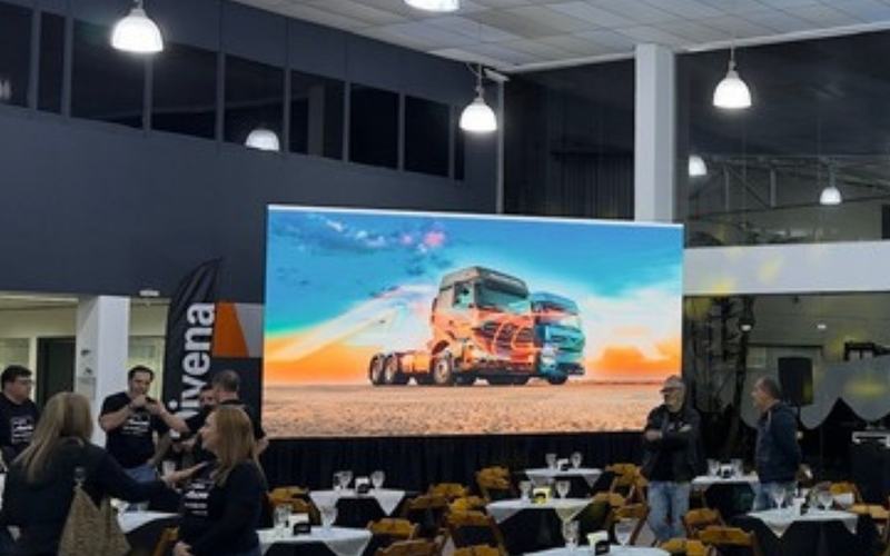 Painel de LED para eventos em São Paulo: painel de LED em evento com mesas para convidados