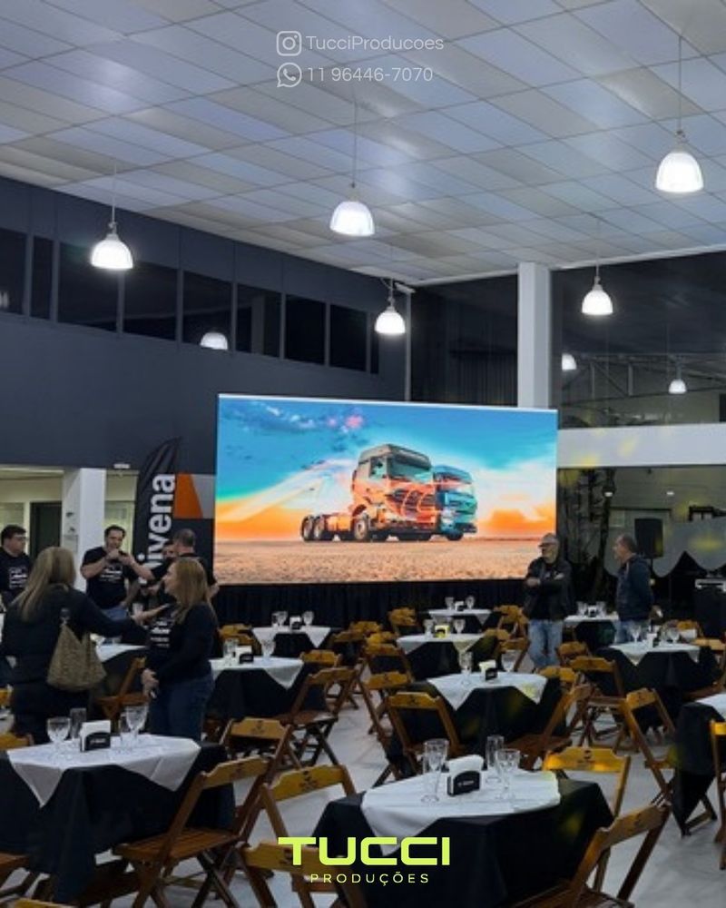 Painel de LED para eventos em São Paulo: painel de LED em evento com mesas para convidados