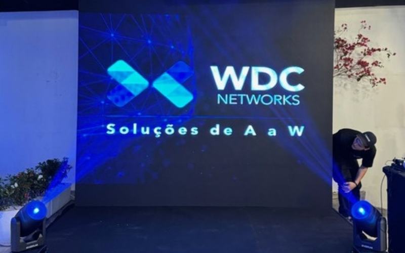 Painel de LED para eventos em São Paulo: painel de LED no palco com moving heads nas laterais