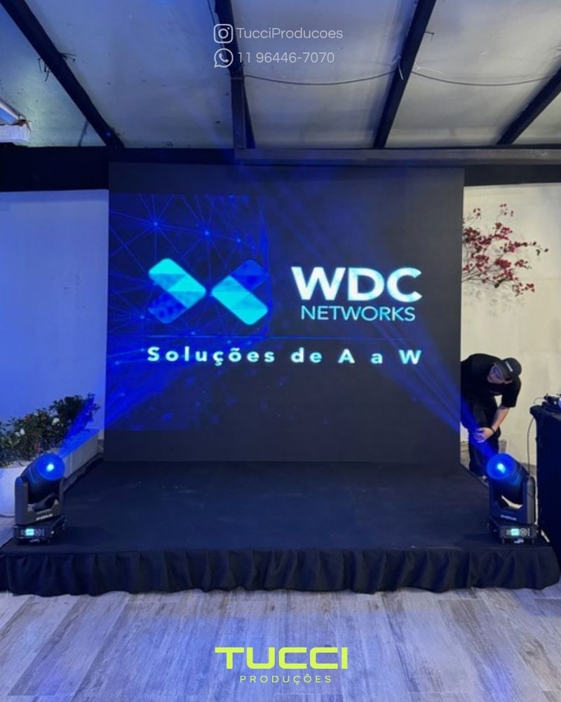 Painel de LED para eventos em São Paulo: painel de LED no palco com moving heads nas laterais