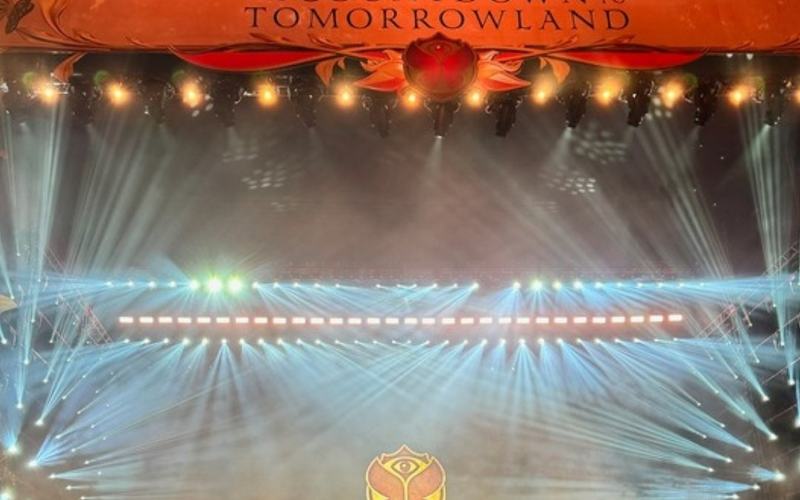 Iluminação para eventos em São Paulo: palco de show com iluminação e público