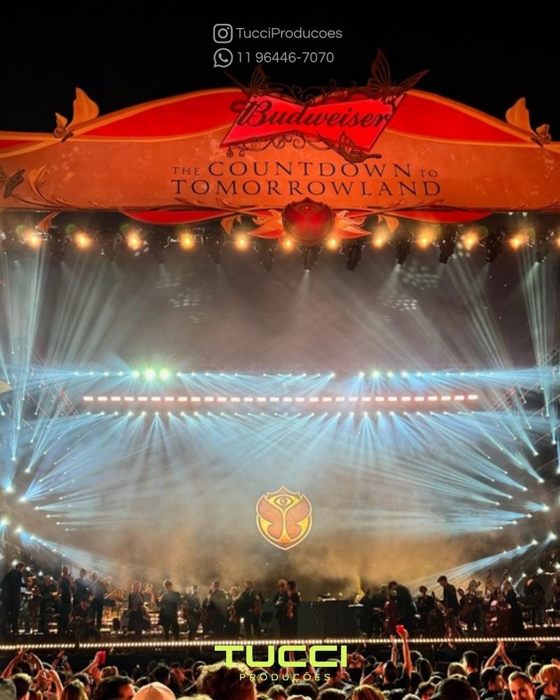 Iluminação para eventos em São Paulo: palco de show com iluminação e público