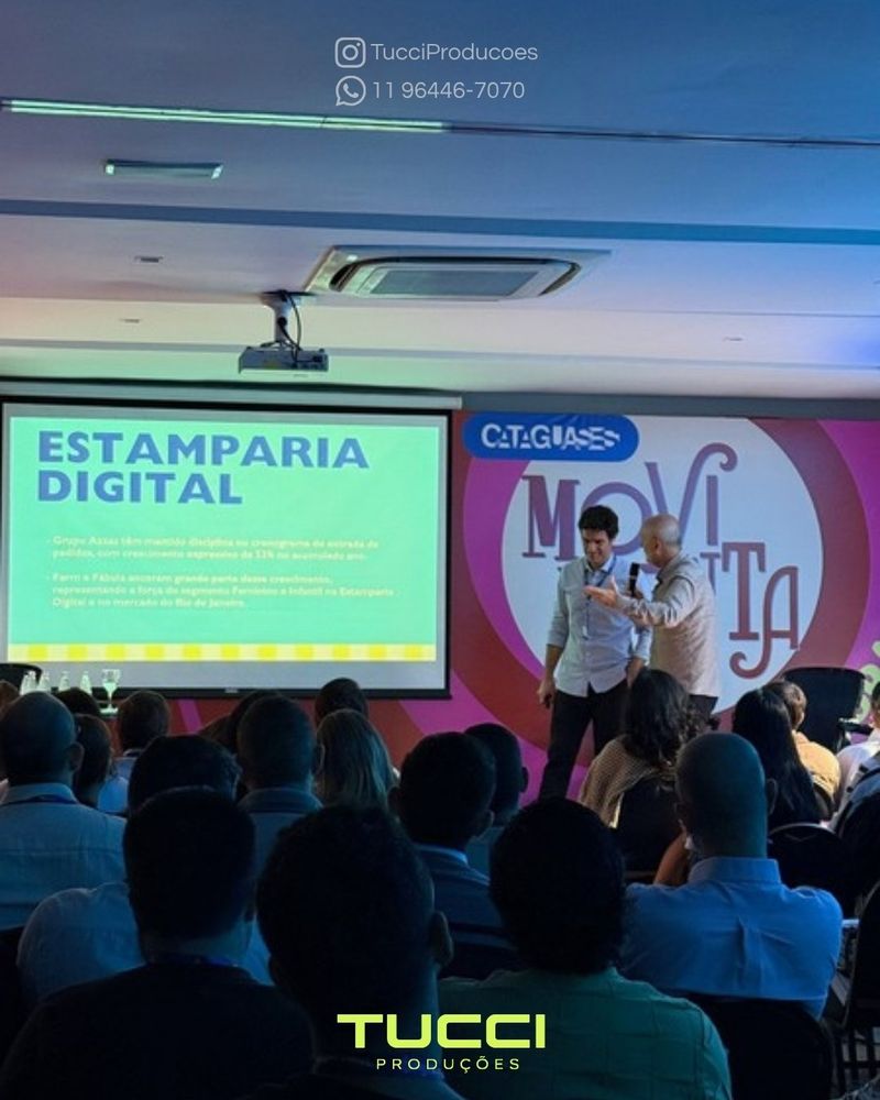 Audiovisual para convenções em São Paulo: palestrante com microfone ao lado da projeção em convenção de vendas