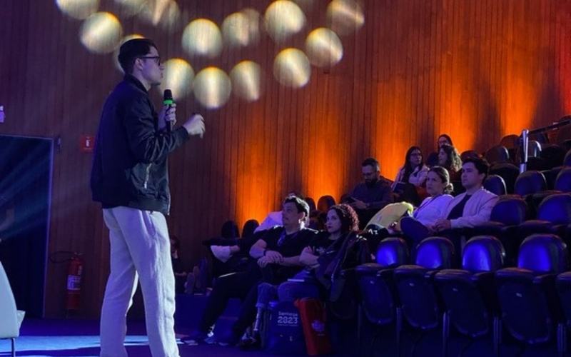 Iluminação para eventos em São Paulo: palestrante no palco com iluminação cênica em auditório