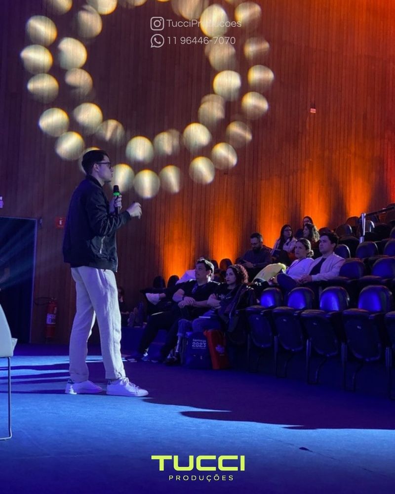 Iluminação para eventos em São Paulo: palestrante no palco com iluminação cênica em auditório