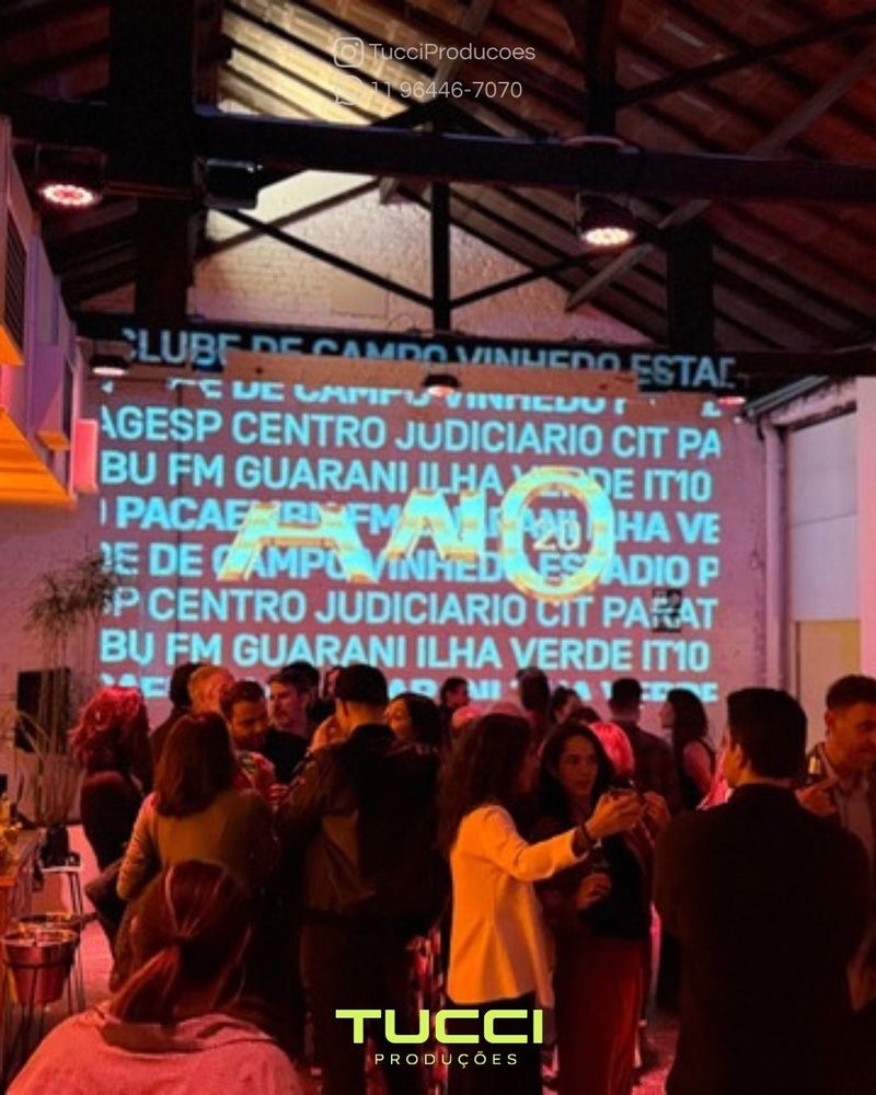 Projeção para eventos em São Paulo: projeção de conteúdo em parede durante festa com convidados