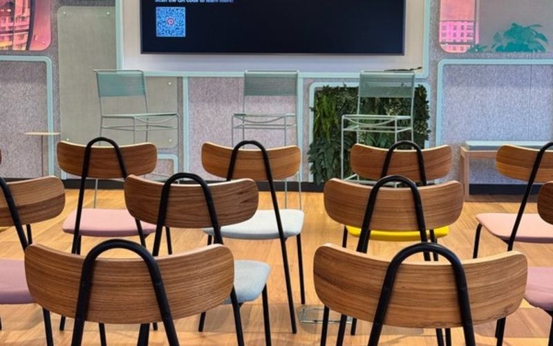 Locação de TV para eventos em São Paulo: sala com cadeiras e TV de grande formato preparada para treinamento