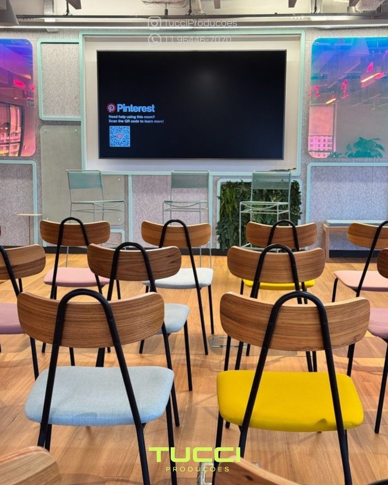 Locação de TV para eventos em São Paulo: sala com cadeiras e TV de grande formato preparada para treinamento