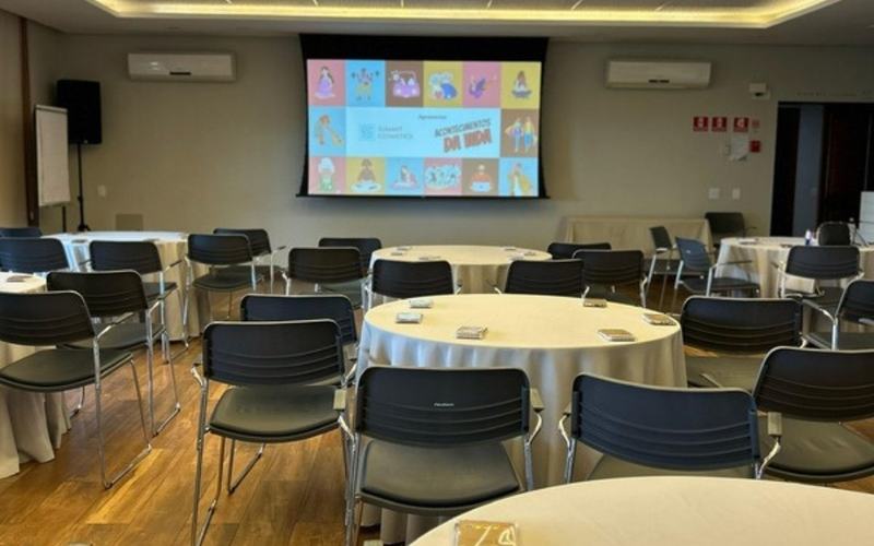 Audiovisual para workshop em São Paulo: sala com mesas redondas e projeção preparada para workshop