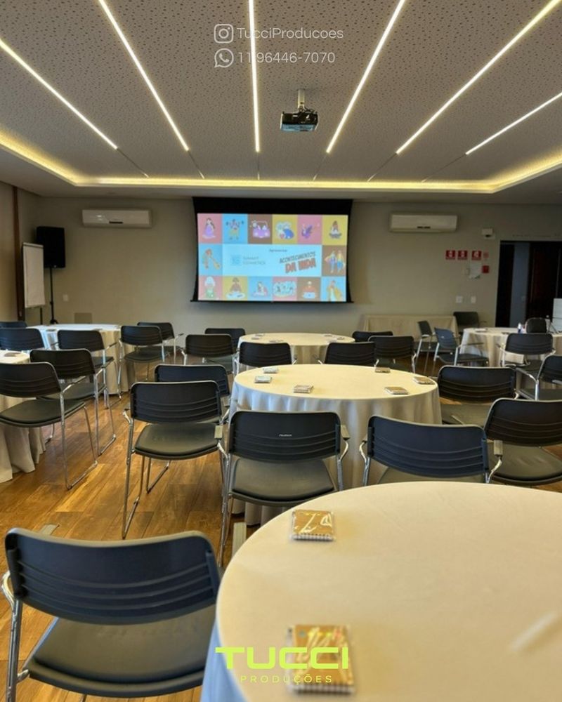 Audiovisual para workshop em São Paulo: sala com mesas redondas e projeção preparada para workshop