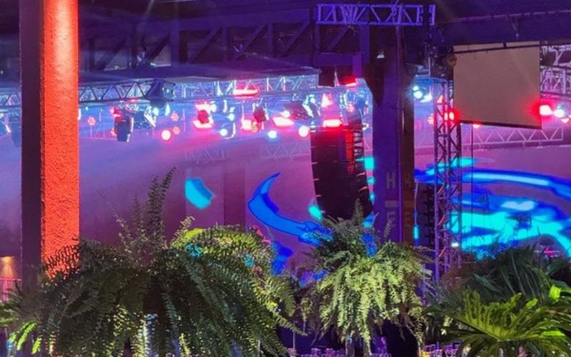 Iluminação para eventos em São Paulo: salão de evento com palco, iluminação cênica e mesas montadas