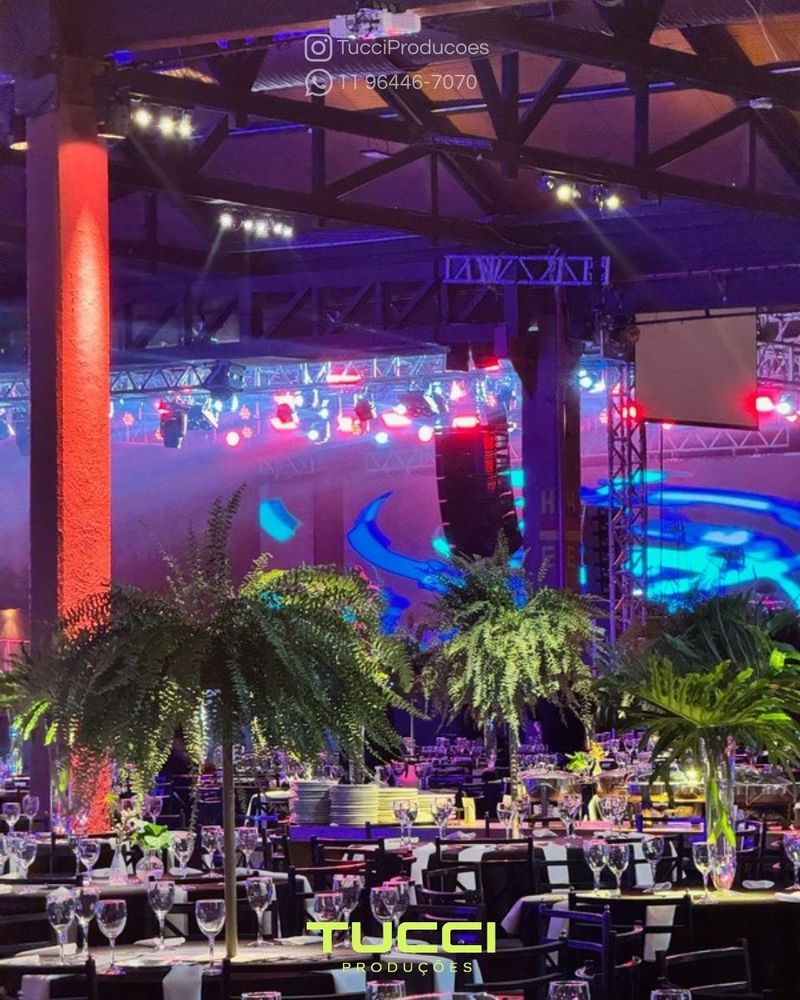 Iluminação para eventos em São Paulo: salão de evento com palco, iluminação cênica e mesas montadas