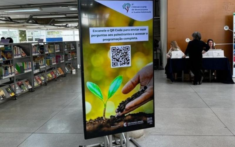 Locação de TV para eventos em São Paulo: tela vertical em totem na recepção de um evento
