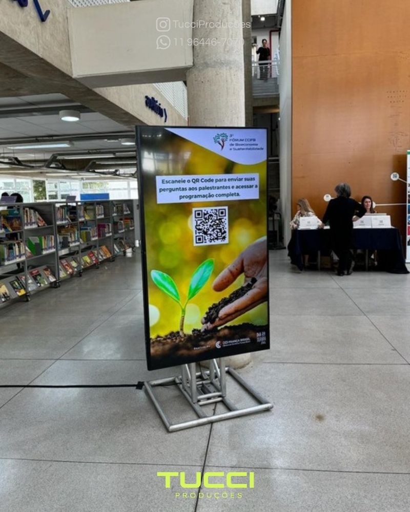 Locação de TV para eventos em São Paulo: tela vertical em totem na recepção de um evento