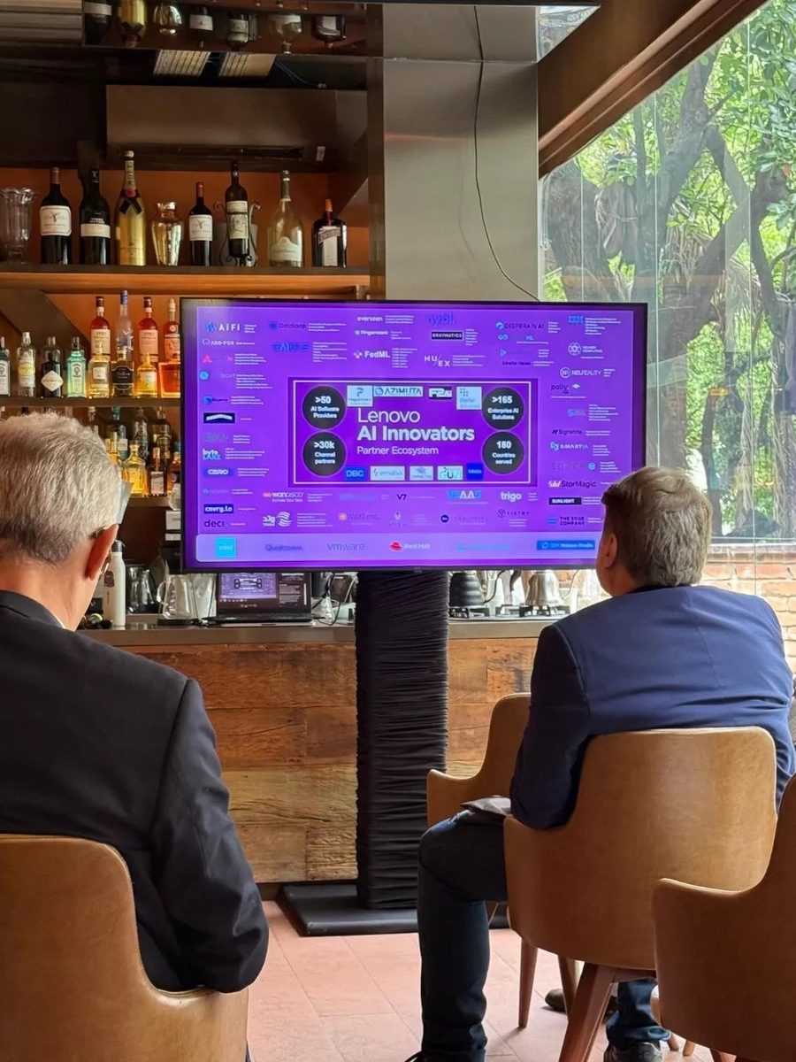 Painel de LED em evento corporativo de formato reduzido